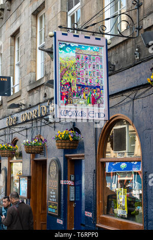 Cartello per La Worlds End Public House sulla High Street nel centro storico di Edimburgo, Scozia, Regno Unito Foto Stock