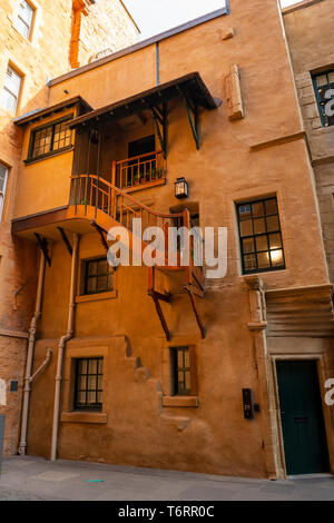 Edifici restaurati in Riddle's Court off Lawnmarket in Edinburgh Old Town, Scotland, Regno Unito Foto Stock