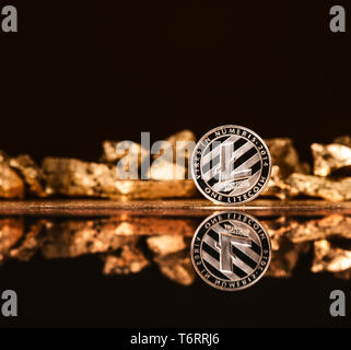 Valuta Crypto litecoin sullo sfondo delle barre di oro Foto Stock