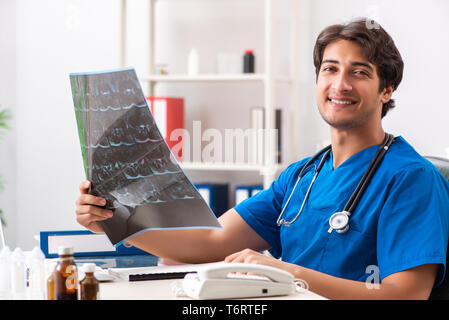 Maschio di medico radiologo con raggi x può immagine Foto Stock