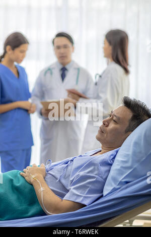 Preoccupato per il paziente nel letto Foto Stock