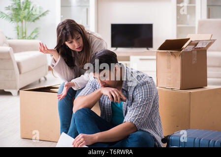 Coppia giovane la ricezione di preclusione lettera di avviso Foto Stock