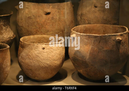 Urne funerarie per i bambini. 1950-1550 A.C. Alicante, Spagna. Il Museo Archeologico di Catalogna. Barcellona. Spagna. Foto Stock