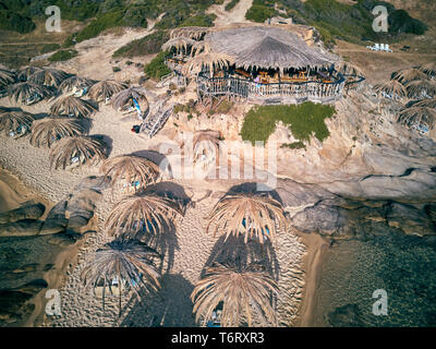 Uomo in bar sulla spiaggia vista aerea Foto Stock
