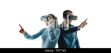 Un uomo e una donna in bicchieri di realtà virtuale. Il concetto di tecnologie moderne e le tecnologie del futuro. Foto Stock