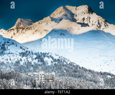 Grand Hotel Waldhaus in inverno a Sils im Engadin/Segl, Svizzera. Grand hotel in stile castello nelle Alpi Engadine. La coppia fondatrice Amalie Giger-Nigg e Josef Nigg ha scelto la posizione tra tre possibili opzioni con cura e lungimiranza. Una misurazione di un anno ha dimostrato che la roccia su cui si trovava il Waldhaus dal 1908 ha il maggior numero di ore di sole Foto Stock