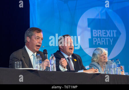 Partito Brexit elezioni europee della campagna di lancio al Neon di Newport South Wales. Brexit Party Leader Nigel Farage parlando ai delegati a fianco di James Wells, Brexit candidato del partito e compagni Brexit politico del partito Ann Widdecombe. Foto Stock