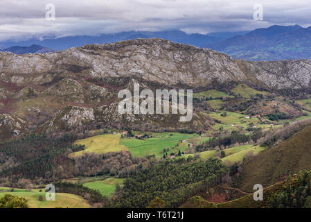 Sierra del Sueve mountain range, foothill settentrionale dei Monti Cantabrici, visto dal Mirador del Fito viewpoint in Spagna Foto Stock