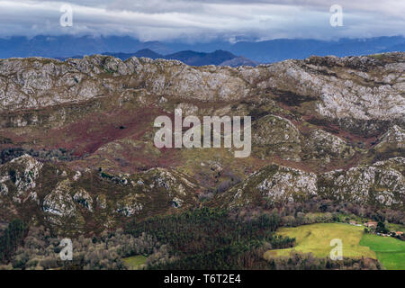 Sierra del Sueve mountain range, foothill settentrionale dei Monti Cantabrici, visto dal Mirador del Fito viewpoint in Spagna Foto Stock