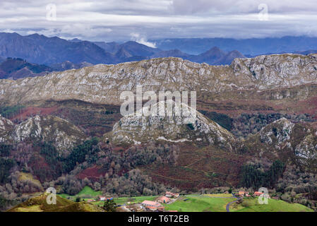 Vista dalla piattaforma del Mirador del Fito nella Sierra del Sueve mountain range, foothill settentrionale dei Monti Cantabrici in Asturie in Spagna Foto Stock