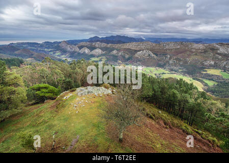 Vista dalla piattaforma del Mirador del Fito nella Sierra del Sueve mountain range, foothill settentrionale dei Monti Cantabrici in Asturie in Spagna Foto Stock