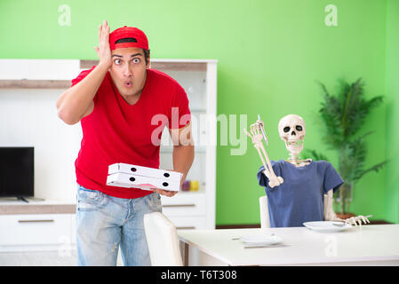 Concetto di molto lento pizza fornire il servizio Foto Stock