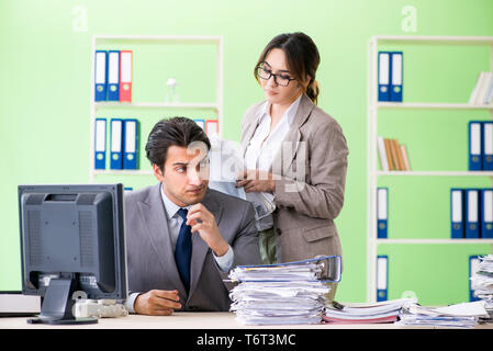 Dipendente di uomo che soffre di un eccessivo lavoro Foto Stock