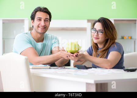 Famiglia giovane lottando con personal finance Foto Stock