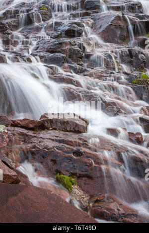 Chiudere i dettagli di New Scenic 5 posti, colorato, potente Monaco salto della cascata sulla vecchia montagna, il più alto in Serbia, lo streaming verso il basso il buio, scogliera rocciosa Foto Stock