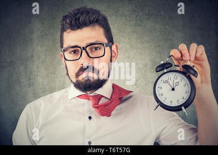 Triste oberati di lavoro business man con sveglia Foto Stock
