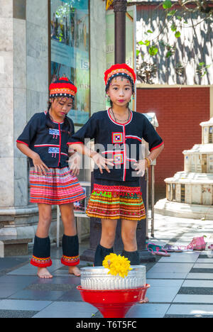 Chiang Mai, Thailandia - DIC 2015: Tribal ragazze vestiti in abiti tradizionali danze nella parte anteriore del tempio Doi Suthep Foto Stock