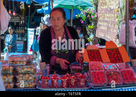 Chiang Mai, Thailandia - DIC 2015: Signora vende fragole al mercato locale al villaggio hmong Foto Stock