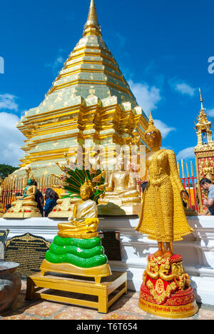 Chiang Mai, Thailandia - DIC 2015: persone in preghiera e dando offre al tempio Doi Suthep. Foto Stock