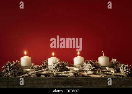 Il tempo di Avvento tre candele accese Foto Stock