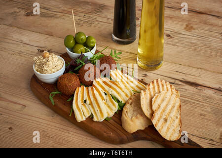 Falafel e Halloumi piatto sul tavolo di legno Foto Stock