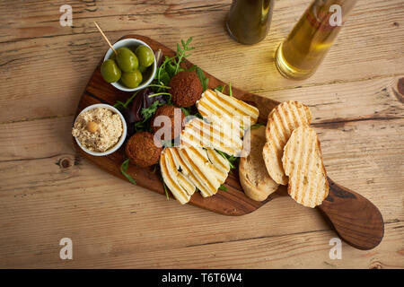 Falafel e Halloumi piatto sul tavolo di legno Foto Stock