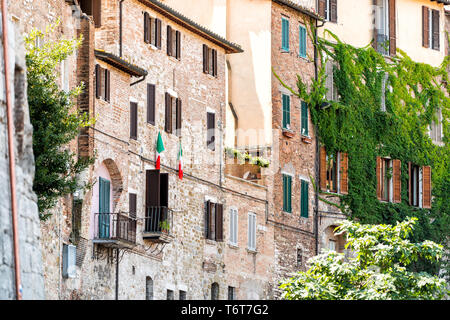 Perugia, Italia Città in Umbria con la città vecchia architettura del villaggio e piante verdi giardini, sulla soleggiata giornata estiva Foto Stock