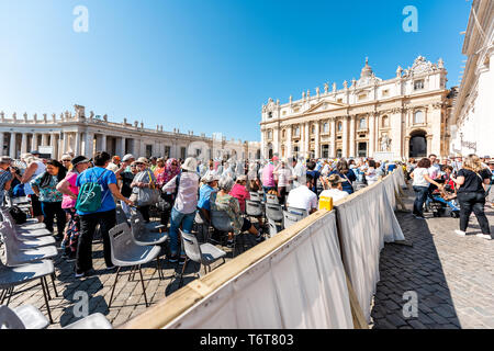 Città del Vaticano, Italia - 5 Settembre 2018: gente seduta per la Chiesa in Piazza San Pietro Basilica durante la massa udienza papale sulla giornata di sole a Roma Foto Stock