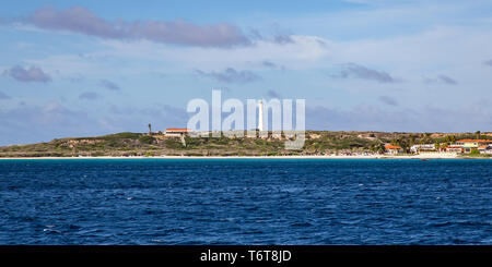 Vista panoramica dal mare del Faro California su Aruba Foto Stock