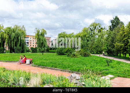 Rivne, Ucraina - Luglio 25, 2018: parco verde in Myru o pace avenue a Naberezhna St street Rivne in estate Foto Stock