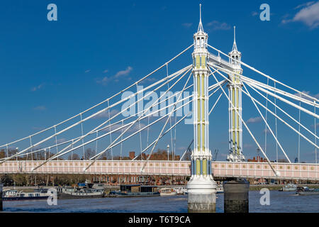 L'Albert Bridge, costruito nel 1873, collega Chelsea sul lato nord del Tamigi con Battersea sul lato sud, Londra, Regno Unito Foto Stock