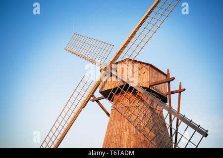 Vecchio mulino a vento in legno Foto Stock