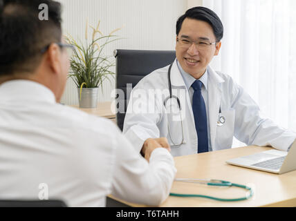 Medico ritratto in ufficio medico Foto Stock