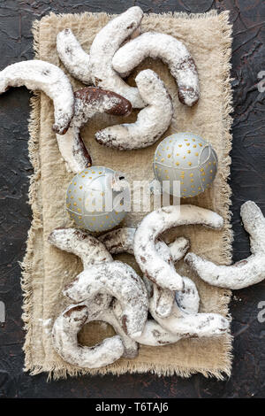 Cioccolato nocciola Crescent e palle di Natale. Foto Stock