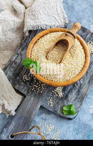 Materie di quinoa semi nella ciotola di legno. Foto Stock