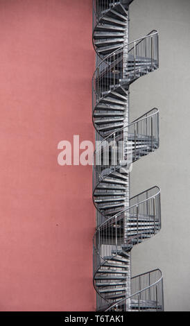 Scala a spirale sull'esterno della casa Foto Stock