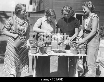 Il giardinaggio nel 1940s. Quattro donne con piante e vasi da fiori. La Svezia 1940s Foto Stock