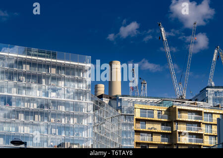 Due camini della centrale elettrica di Battersea si innalzano in alto sopra gli appartamenti di lusso nel riqualificazione di più miliardi di sterline della zona, Londra, Regno Unito Foto Stock