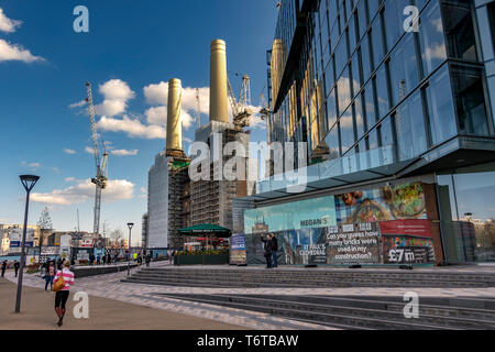 Appartamenti e ristoranti di lusso al Circus West Village presso la riqualificazione di Battersea Power Station e dintorni, Battersea, Londra, Regno Unito Foto Stock