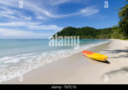 Orange Canoe sulla spiaggia tropicale a Phuket, Tailandia. Estate, vacanze e concetto di viaggio. Foto Stock