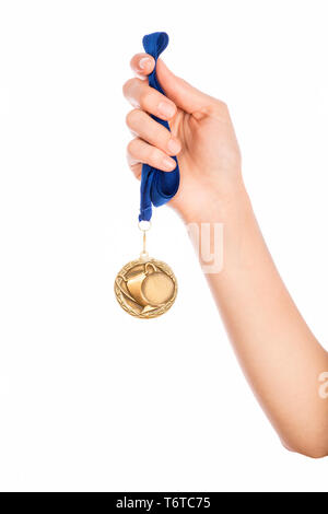 Ragazza mano alzata holding medaglia d oro contro uno sfondo bianco award e il concetto di vittoria Foto Stock