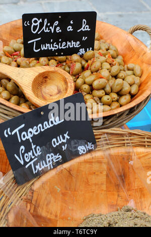 Vente d'olive vertes à la Tunisienne sur onu marché locale. Foto Stock