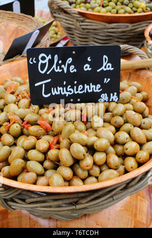 Vente d'olive vertes à la Tunisienne sur onu marché locale. Foto Stock