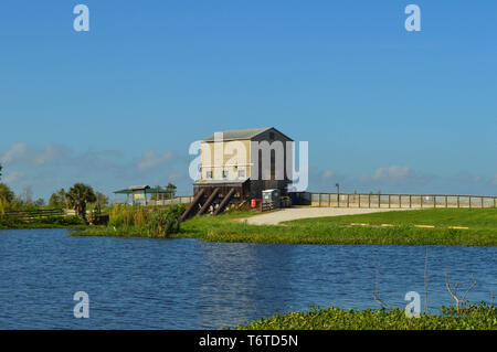 Calcestruzzo di cemento blocco pompa Lakefront House Station attraverso acqua remoto miglioramento ambientale acqua impianto di gestione ripristino delle zone umide Foto Stock