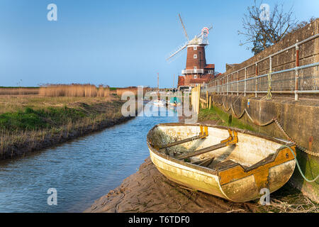 Thr fiume Glaven a Cley windmill sulla costa nord se Norfolk Foto Stock