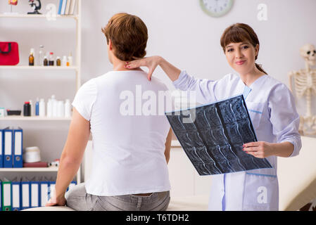 Radiologo femmina rilevare la causa della malattia Foto Stock