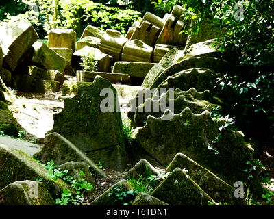 Rovesciato storico pilastro di pietra Foto Stock