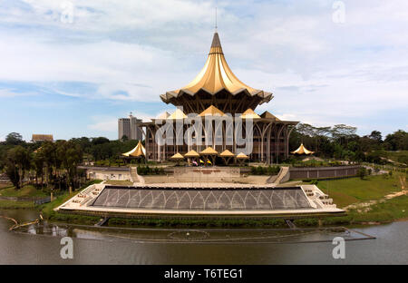 Fiume Sarawak e Assemblea legislativa statale, Kuching, Borneo, Malesia, Asia Foto Stock