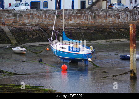 Blue Yacht ormeggiati a St Monans, Fife, Scozia, Regno Unito. Foto Stock