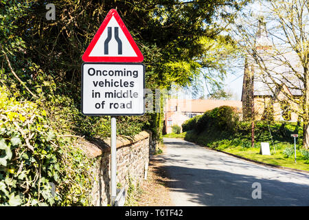 Veicoli che sopraggiungono cartello stradale, veicoli che sopraggiungono nel centro del cartello stradale, UK cartello stradale, UK cartelli stradali, avvertimento, segno, segni, UK, la strada si restringe segno, Foto Stock